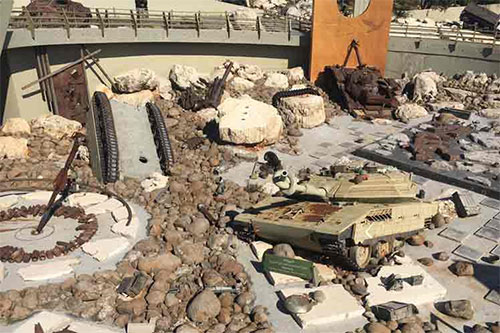 Diplomáticos y periodistas cubanos recorren museo de Hezbolá